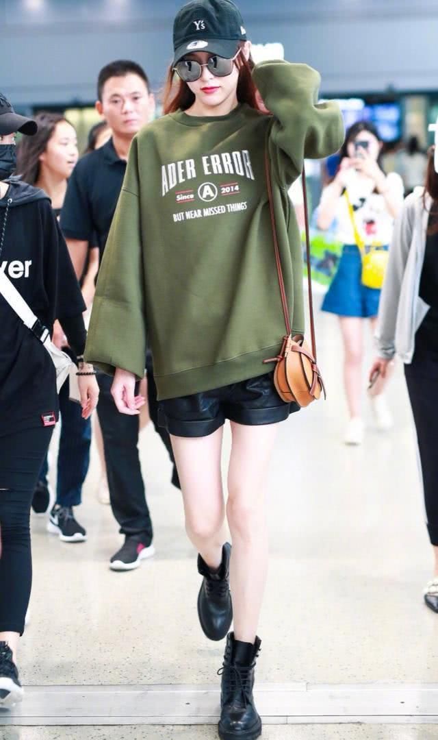 『气质』奔五的女人,不要总穿黑白灰,多穿穿这3个颜色,减龄更有气质