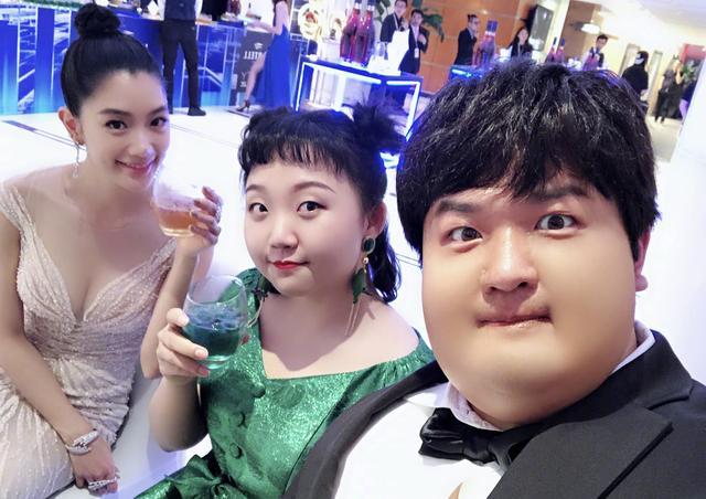 李成敏穿V领吊带露背装肤白貌美腿长2米，挤眉弄眼甜笑超可爱