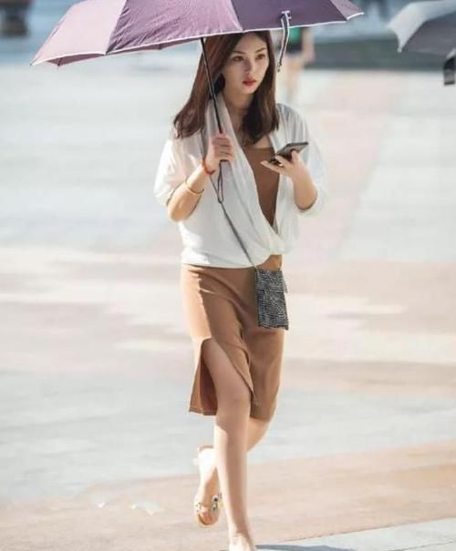  #美女#养眼女神街拍：月貌花容的美女，一件灰色上衣配黑色打底裤，时尚清新气质