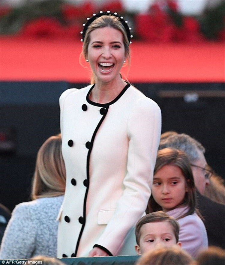 伊万卡带三个孩儿出席活动，尽显母性柔情