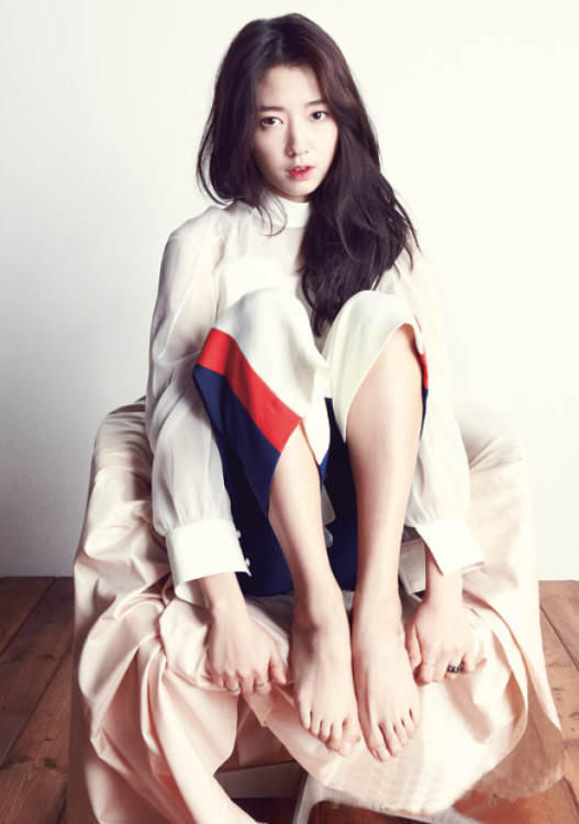 谢娜撞衫韩星朴信惠，却直接被甩了一条街，网友:大妈了还装嫩!