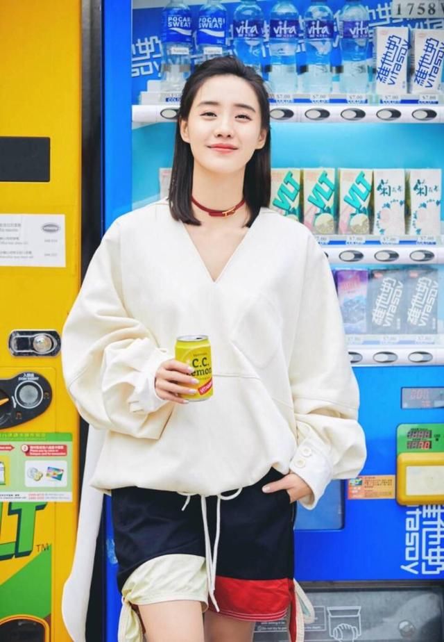 王智化身氧气少女，白色系街拍超养眼