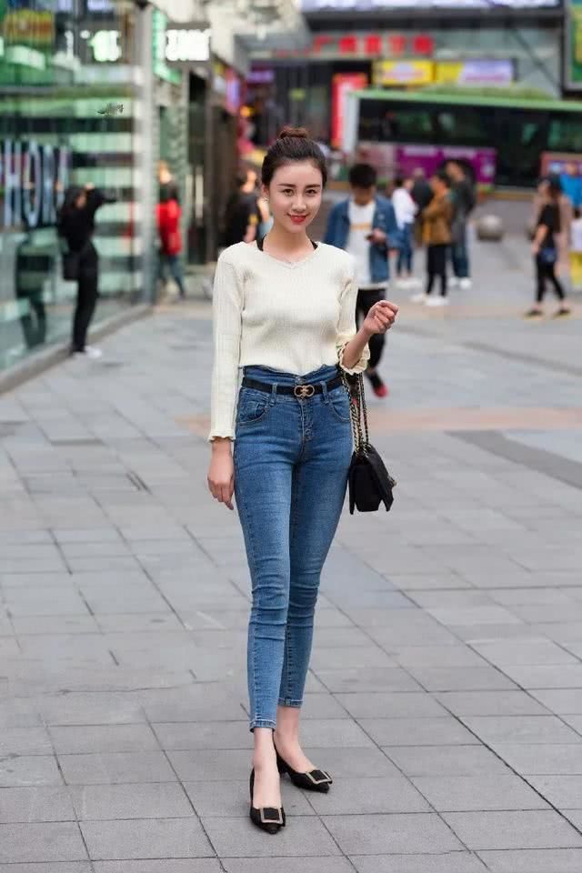 「小姐姐」街拍:小姐姐身穿短袖连衣裙,优雅的圆领,看上去唯美又靓丽