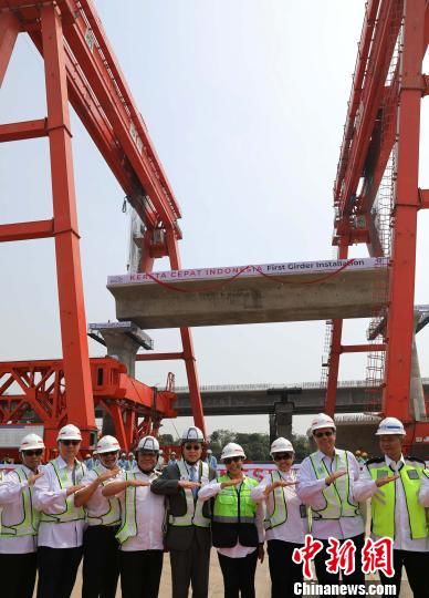  [架设]中企承建印尼雅万高铁首榀箱梁架设完成