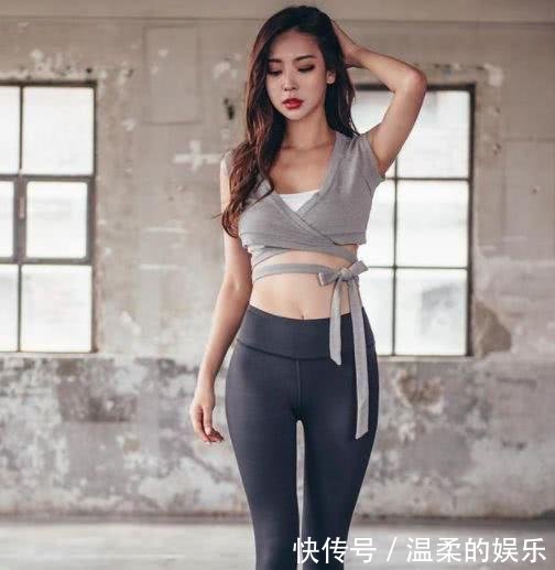 打底裤巧妙的起到收拢的效果，尽显你优雅迷人的好身姿