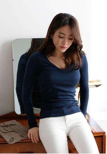 紧身裤既修身又显瘦，增添一份神秘感，亮眼又特别