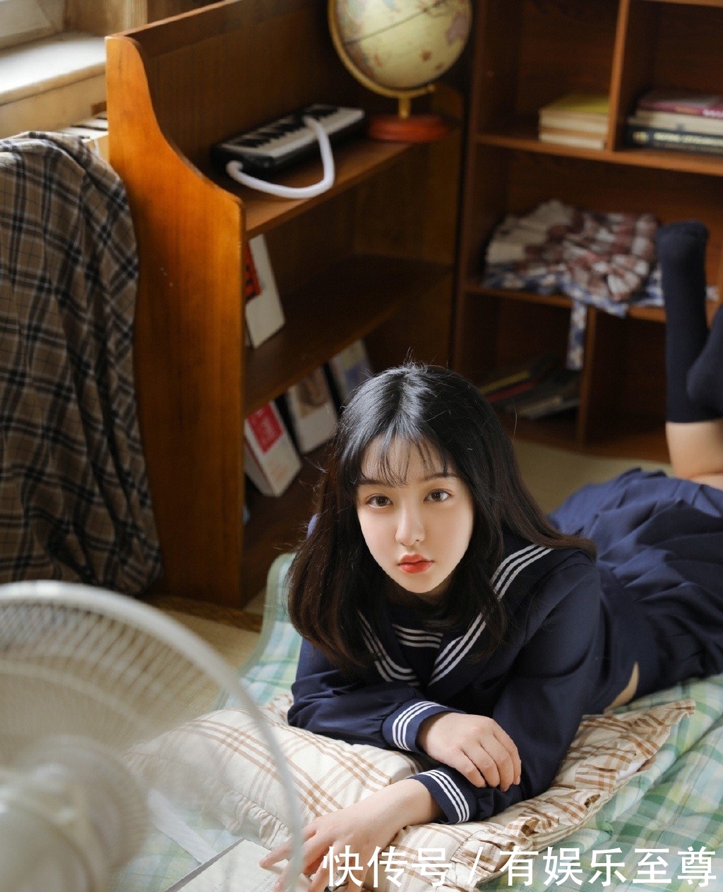  「美女」黑色校园制服清纯美女含情脉脉私房写真