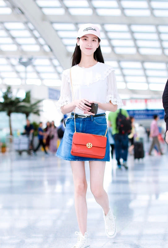 陈都灵瘦到“营养不良”，裙子这么窄还空一大片，两腿之间缝真大