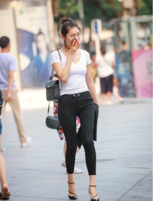 迷人|“腰间眼”的紧身牛仔裤,最放肆的嘟嘴女神,网友:真迷人!