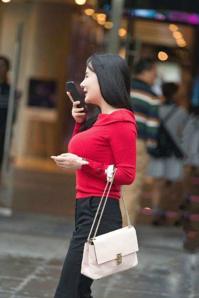 街拍: 成熟丰满的辣妈, 果然身材好穿什么都好看