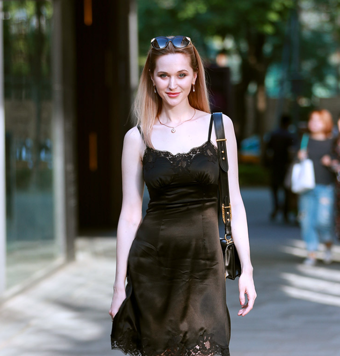 街拍美女：走起路来都风姿摇曳，更是秀丽端庄，美丽动人！