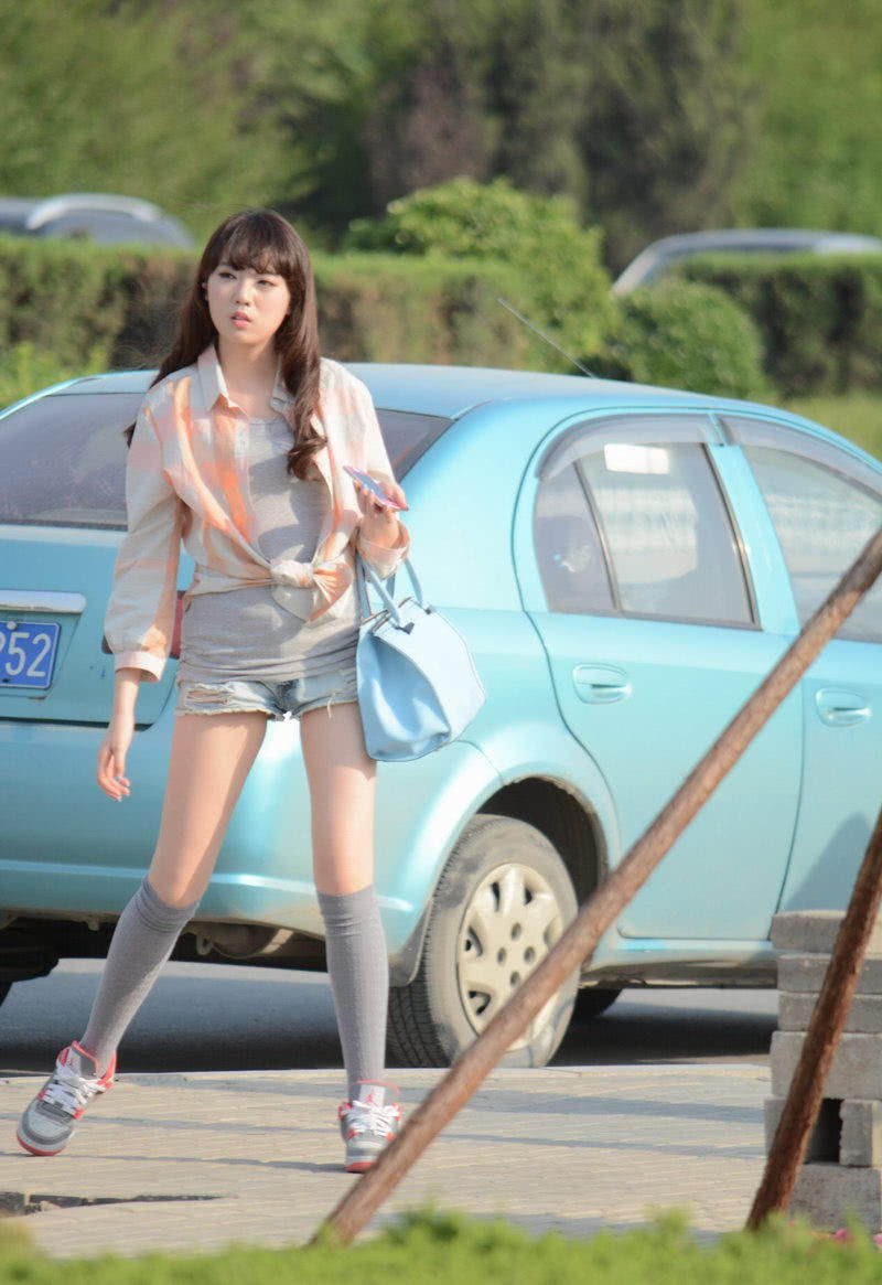 街拍成都：黑色长筒靴永远都能穿出小姐姐美腿的性感和诱惑