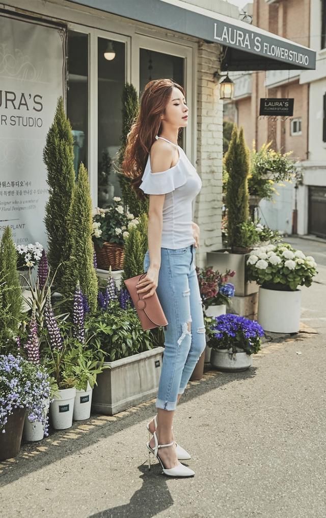 气质出众的牛仔裤美女，身材真好!