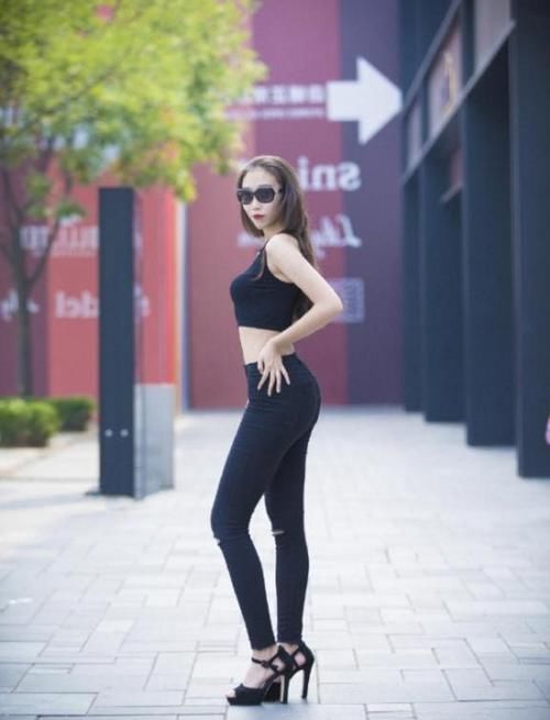  「位小姐姐」路人街拍，小姐姐发型像是文艺范的老师，清新的打扮很有书香范
