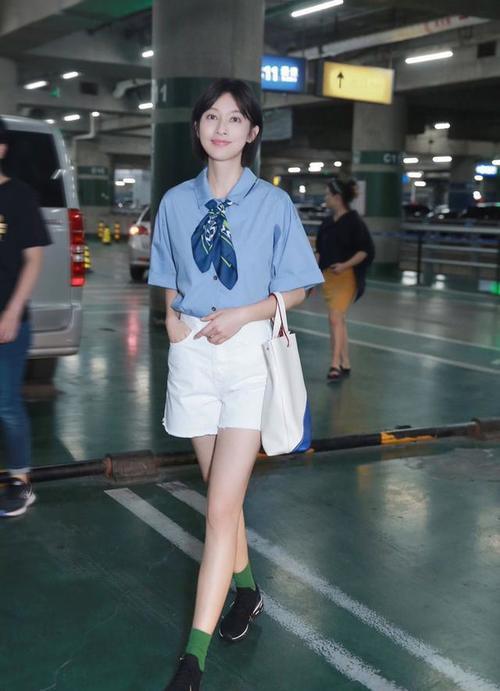 张俪一身青春简洁穿搭秒回18岁，网友：大白腿算什么，袜子亮了
