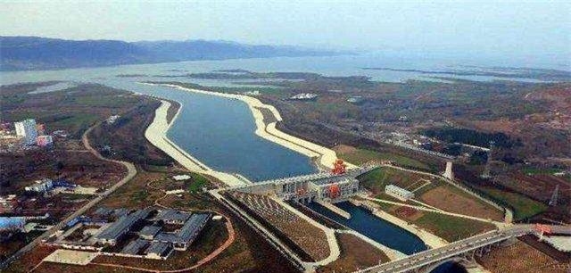 南水北调沿途的“蒸发与损失”严重，为何当初不采用管道运输呢？