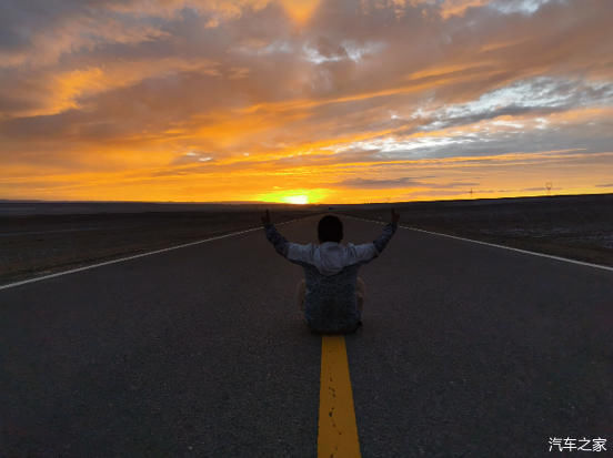 万里西游川甘青新第16天穿越大柴旦盐碱荒漠无人区游水上雅丹