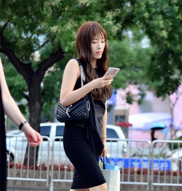 街拍 金色细高跟交叉绑带凉鞋, 黑色紧身裙美女