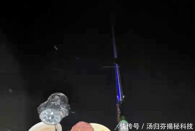  「清明节」清明节夜钓小河沟，捡到1根鱼竿，用它垂钓鱼咬钩，不用不咬钩