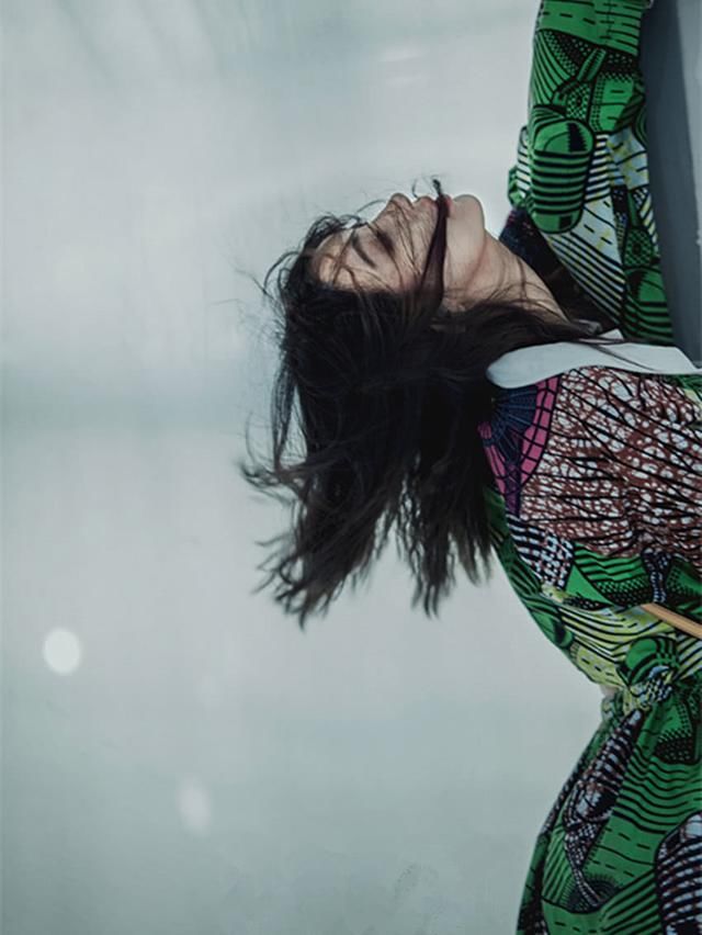 李菲儿与王鸥撞衫，靠露腰取胜，套塑料袋秀身材才“心机”!