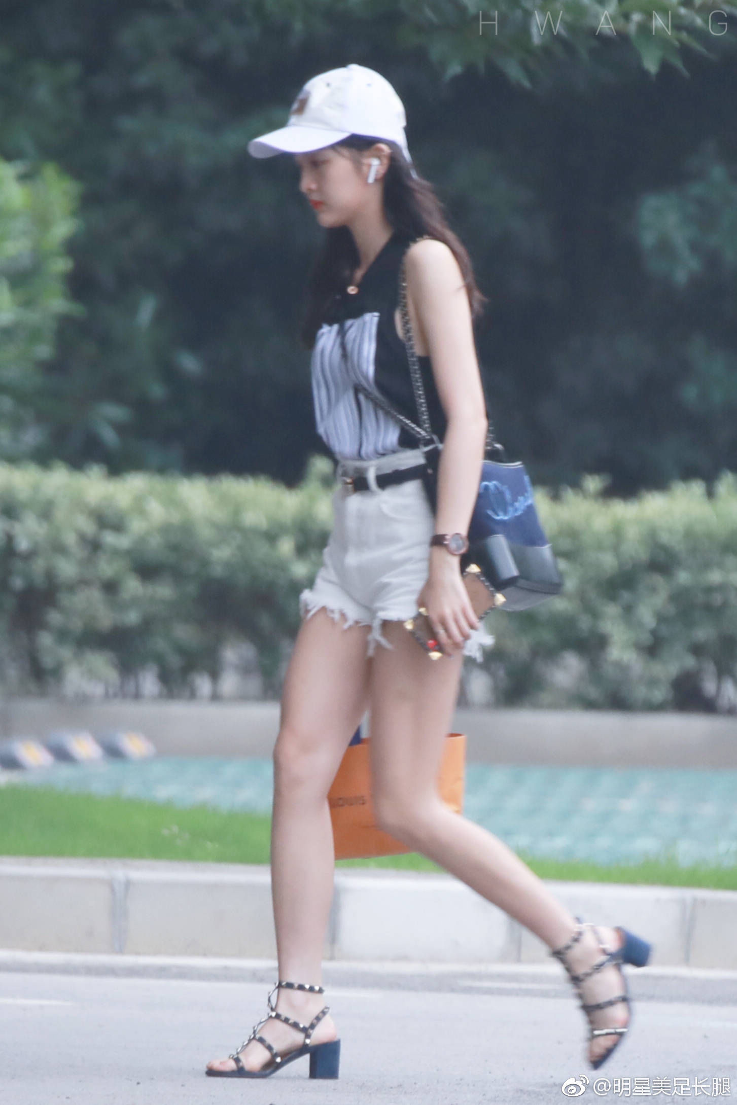 吴宣仪粉丝私拍照，大长腿加美足 宅男女神实至名归