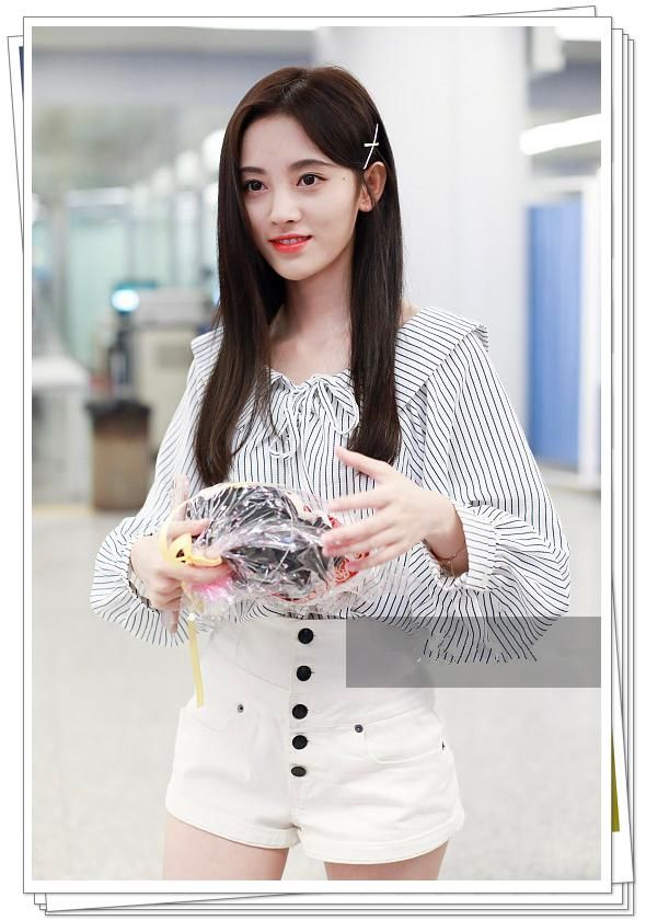 鞠婧祎本身就嫩，别“五毛钱”发卡尽显少女感，网友：逼死普通人