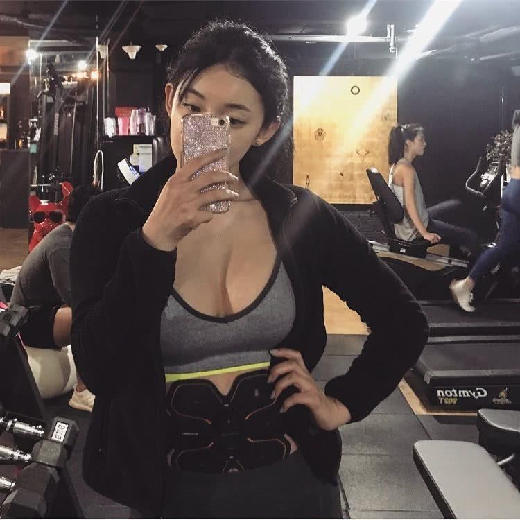 她比明星有气质，比其他女神还要辣，健身前后对比照说明了作用!