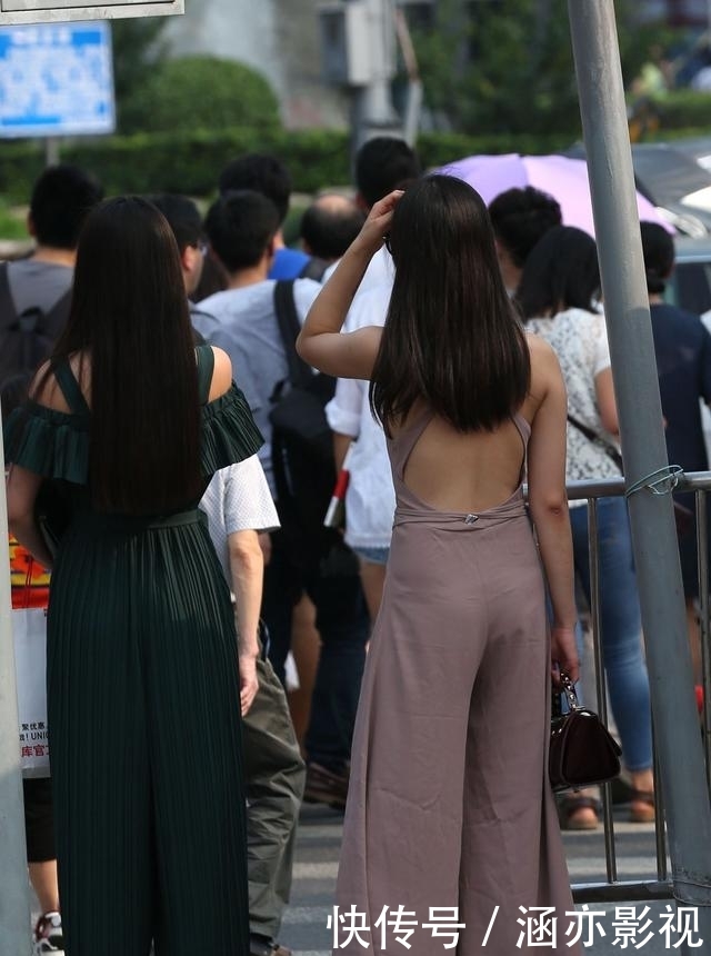 美女：谁说骨感锥子脸才是美女？，时尚街拍：两位露背阔腿裤时尚闺蜜