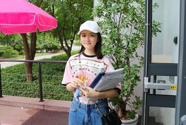 北电中戏开学，看各位明星穿搭，宋祖儿长发飘飘，易烊千玺去哪了