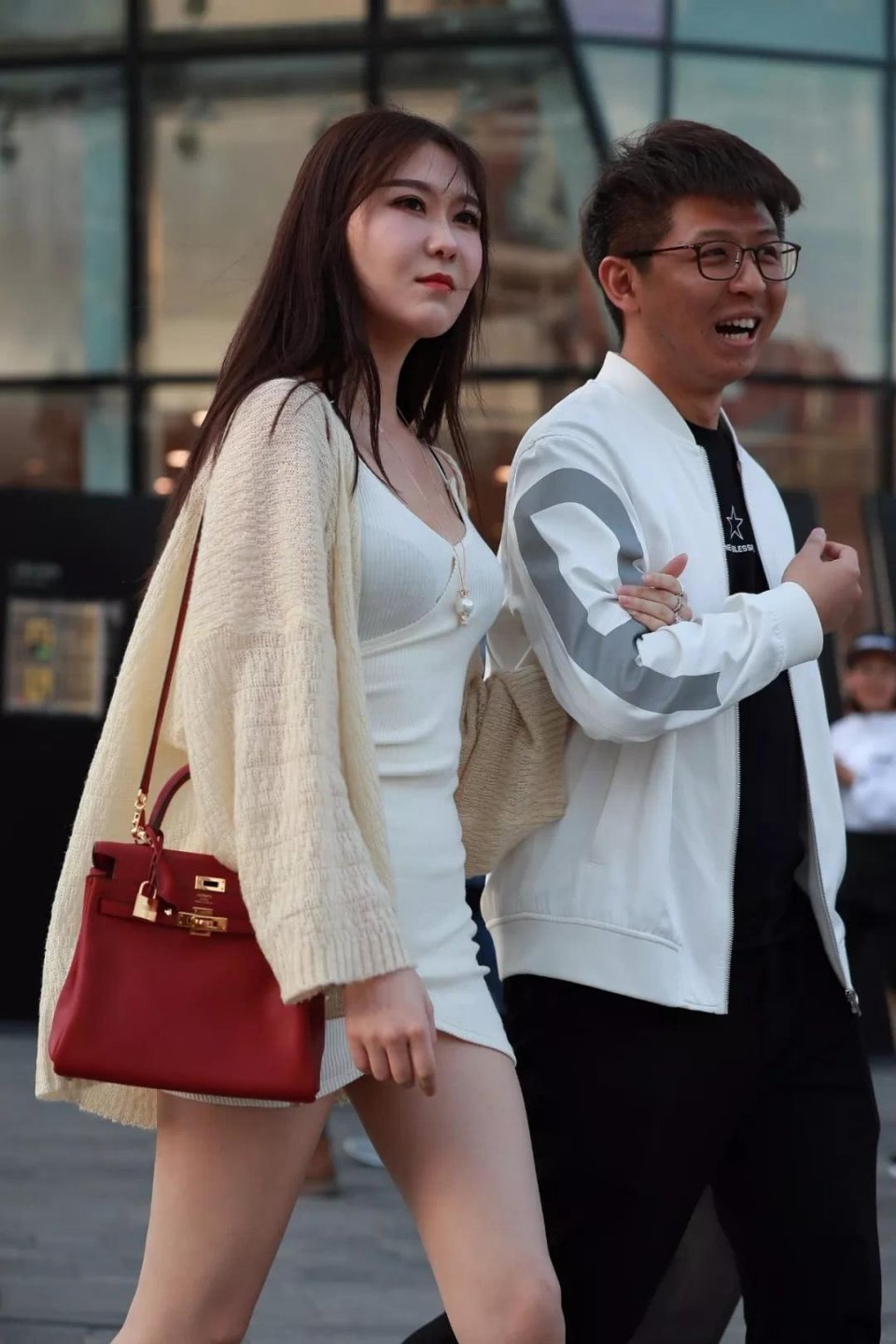 街拍：本以为连衣裙很迷人，看了穿紧身裤的姐姐，我被彻底征服了