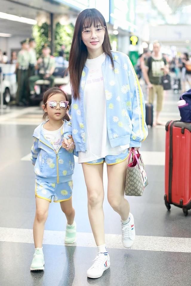 李小璐一改之前的大胆风格，走起清新少女风，网友：像甜馨姐姐！