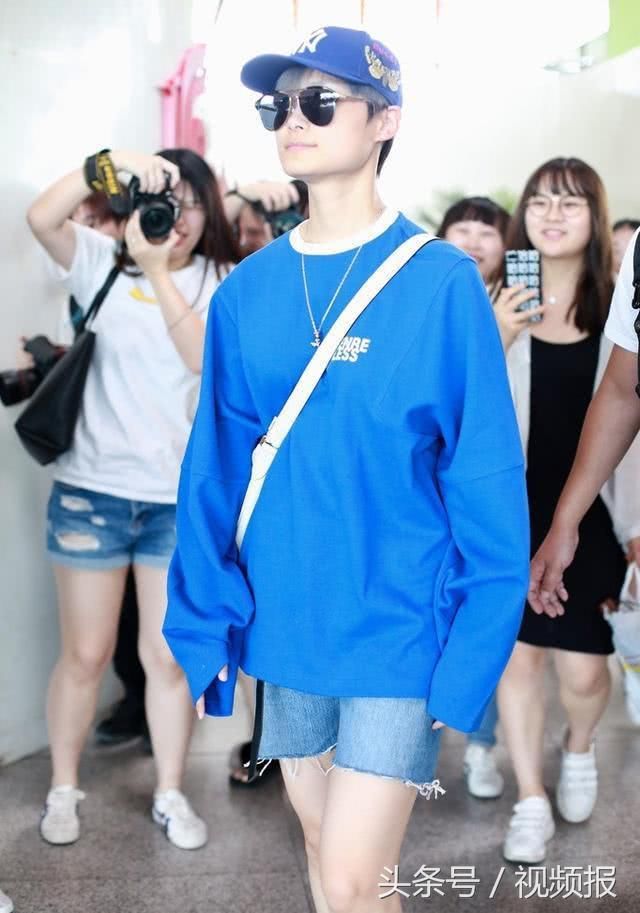 李宇春已不再是当年的“春哥”，变回大美女，大秀美腿!