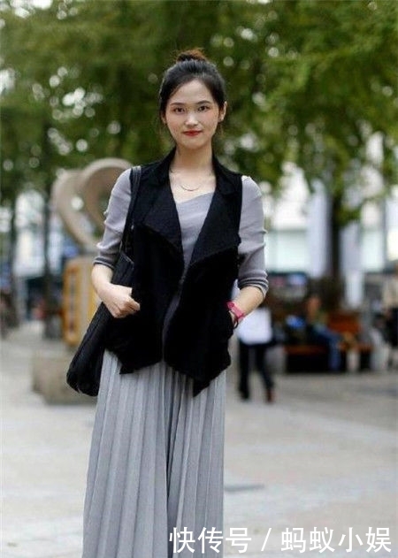 『气质』街拍:清纯的小美女,灰色百褶裙搭配黑色马甲,彰显简约的气质美