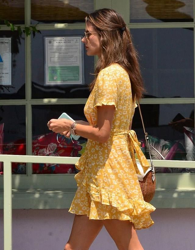 安布罗休现身海滨小镇，穿连衣裙秀苗条身材，展示风韵犹存的美