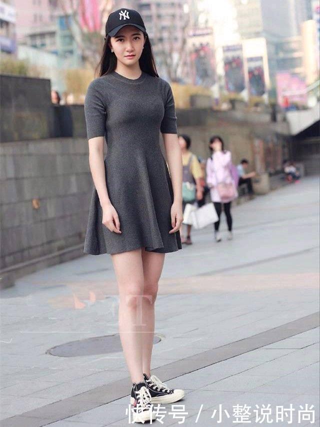 街拍:小姐姐这样穿搭,优雅自然又充满浪漫时尚气息!
