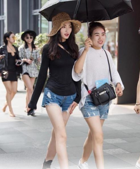  [有型]街拍：美女身材苗条有型，俏丽容颜，气质特别好