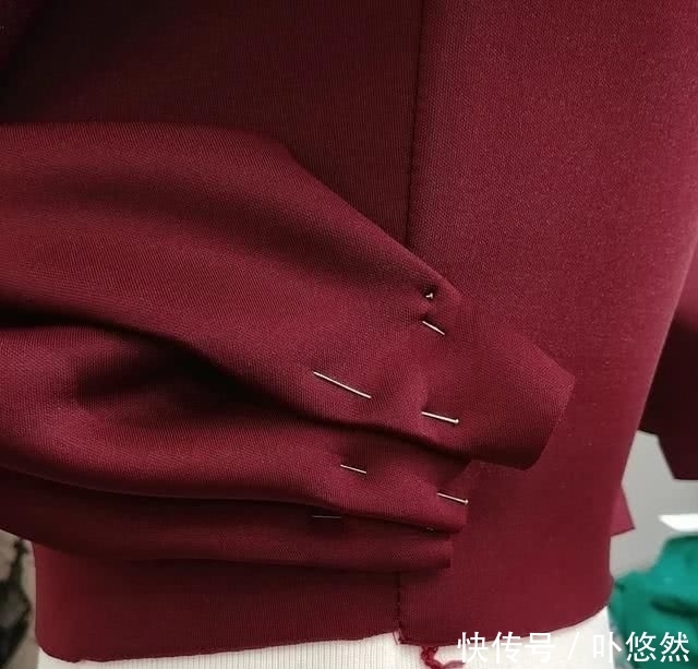  『添加』礼服这样设计才独具一格，原来是从胸前添加褶皱，更加立体有质感