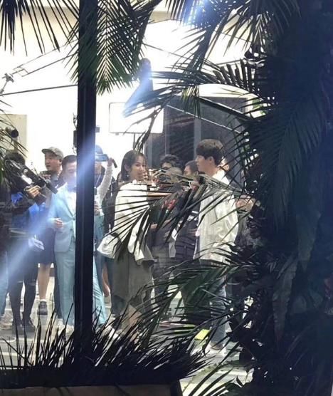 杨紫一身时尚穿搭与马天宇街头拍新戏，御姐范十足