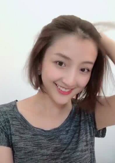 你敢掀刘海吗？小姐姐这一掀实在太迷人了，网友：竟有心动的感觉