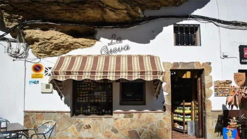 世界上最“奇特”的小镇：压在巨石下600多年，下雨也不用打伞