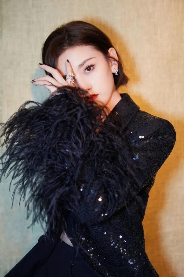  春天都：全网都在仿的Jennie粉嫩蜜桃妆，今年哪里不一样？