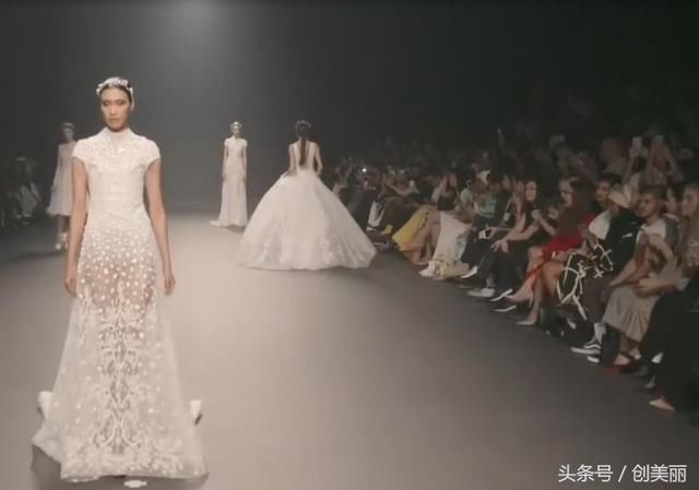 Atelier Zuhra春夏时装周上惊艳无比，各款婚纱造型使人眼花缭乱