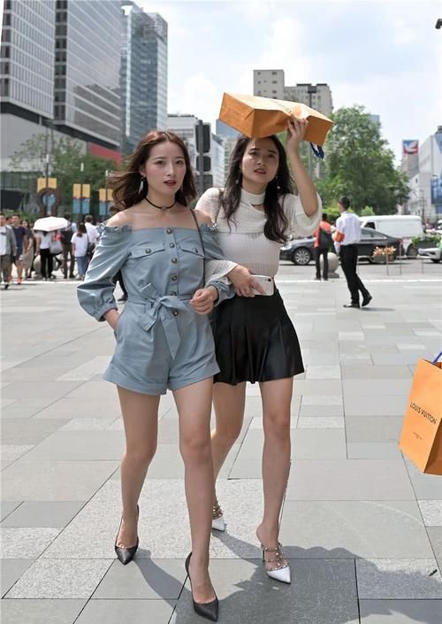  『闺蜜』街拍：美腿闺蜜手挽手逛街，真是一道美丽的风景线