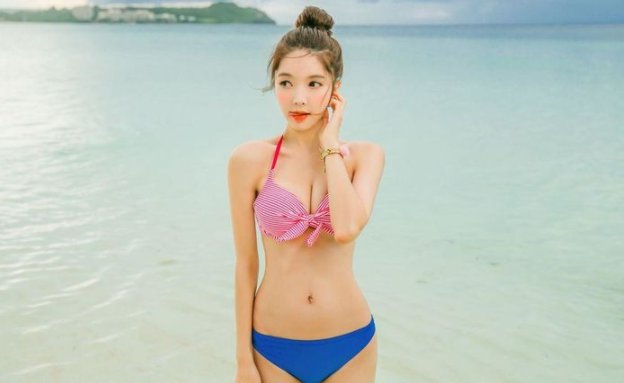 青春气息的比基尼美女,身材曲线充满女性韵味!