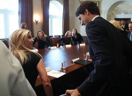 37岁的伊万卡:紧身上衣突显好身材，对视特鲁多似“甜蜜恋人”!