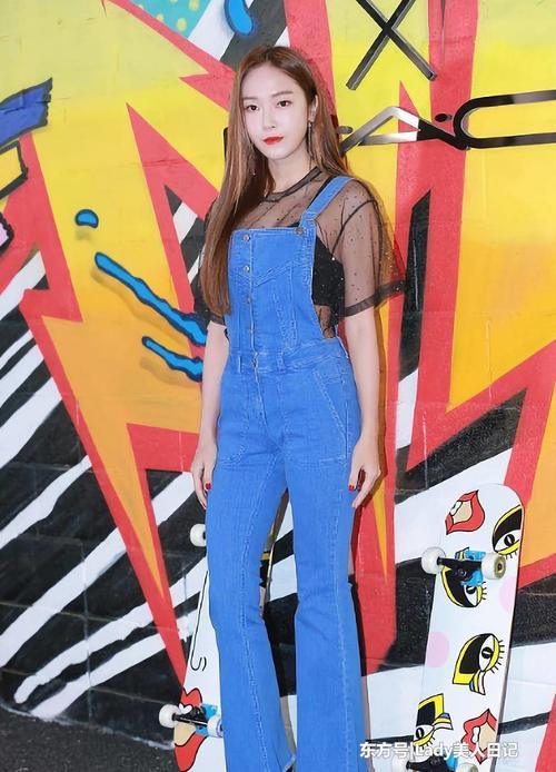 今夏最火的就是牛仔裤牛仔裙了，佟丽娅穿起来好甜美，宋茜最性感