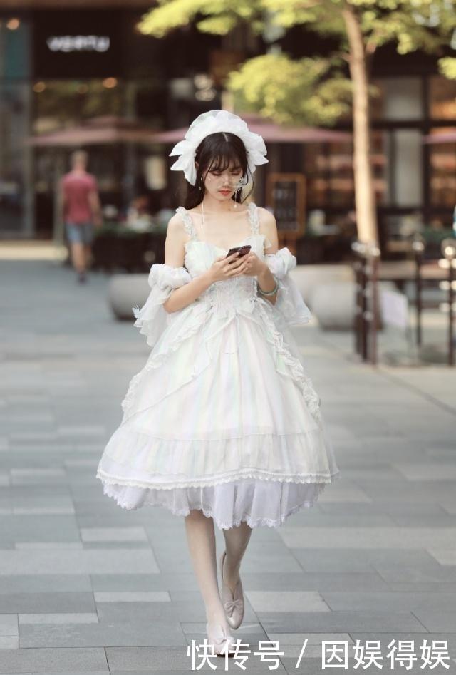『味道』路人街拍,靓女温婉迷人,穿前开叉的吊带中裙,非常抢镜