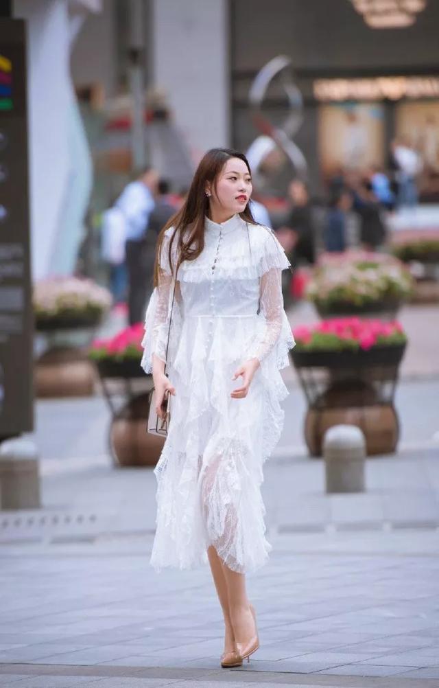  身穿|街拍：面带微笑的小美女，身穿吊带背心配黑色短裙，青春活力气息