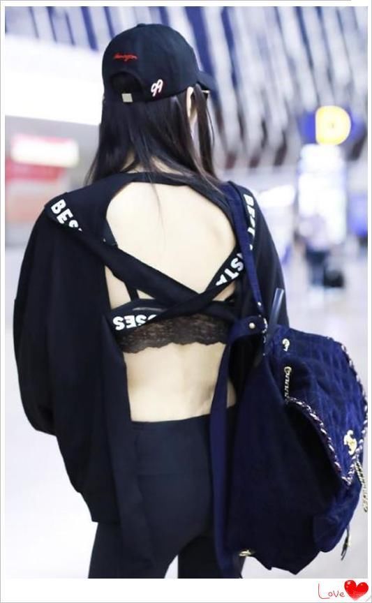 没奚梦瑶的腿就别打底裤外穿了，像刘亦菲一样勒出肌肉腿就尴尬了