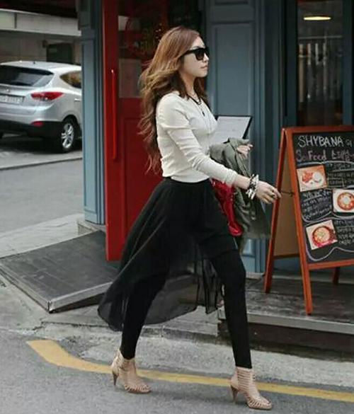 裙子里还在穿安全裤，今年最流行最火的是它，难怪回头率这么高